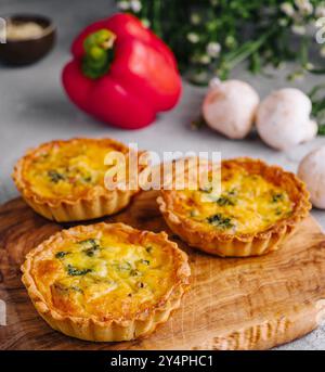 molti piccoli antipasti di quiche Foto Stock