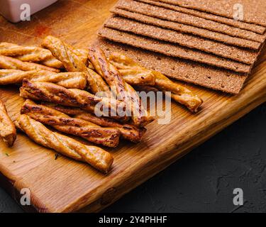 Gustosi salse assortite su vassoio di legno Foto Stock
