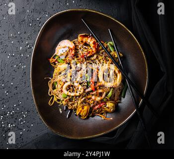 Wok piccante asiatico con tagliatelle, gamberi e verdure Foto Stock