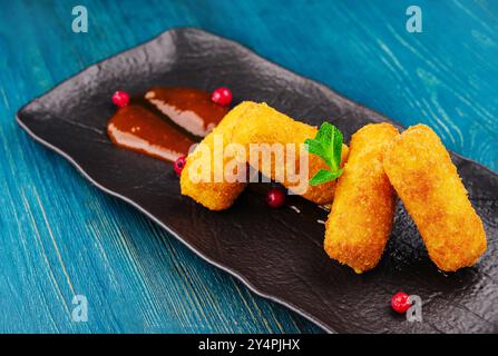 Strisce di pollo impanate con ketchup di pomodoro Foto Stock