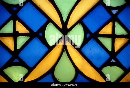 Primo piano di decorazioni con porte in vetro colorato nel quartiere della città vecchia di Sana'a nello Yemen Foto Stock