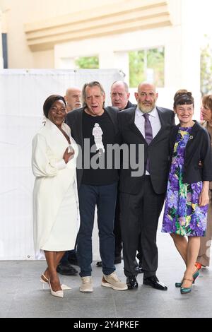 Concha Buika, Luis Pastor, Karra Elejalde partecipa alla consegna di medaglie d'oro al merito in Belle Arti 2022 al Palacio de Congresos il 3 aprile 2024 a Cadice, Spagna. Foto Stock