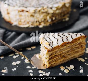 Dolce fetta di torta al miele su una spatola Foto Stock