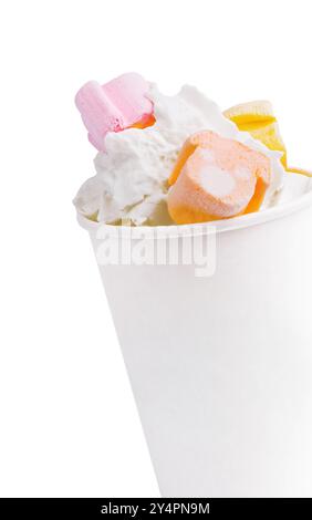 tazza con cacao caldo con marshmallow isolati su bianco Foto Stock