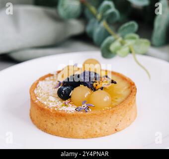 Crostata con cagliata di limone e frutti di bosco freschi Foto Stock