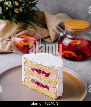 Torta con ripieno di fragole e tè Foto Stock