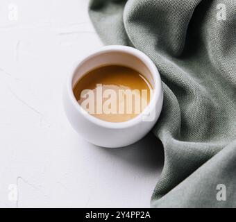 salsa di senape al miele in un vaso di ceramica Foto Stock