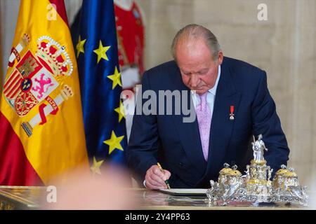 Re Juan Carlos di Spagna firma l'atto di abdicazione al Palazzo reale il 18 giugno 2014 in Spagna. Re Juan Carlos di Spagna sta abdicando al trono dopo un regno di 39 anni e consegna il trono a suo figlio il principe Filippo di Spagna che giurerà il 19 giugno 2014 in vista di una sessione congiunta del parlamento. Foto Stock