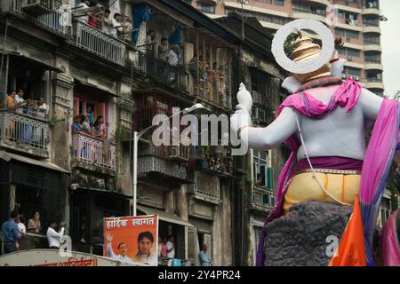 Mumbai, Maharashtra / India - 25 settembre 2007: Una vista sul retro della statua del Signore Shree Ganesha e della gente sul balcone dell'osservatore dell'edificio Foto Stock