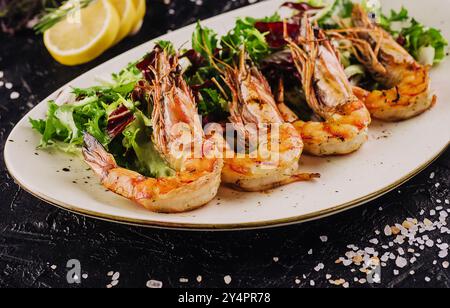 Insalata mista con gamberi tigre sul piatto Foto Stock