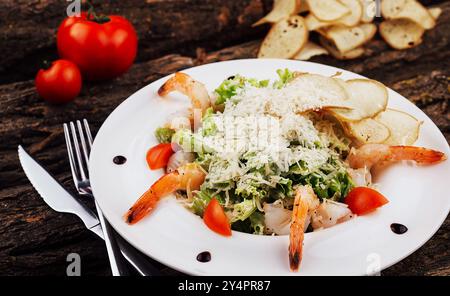 Caesar Salad gamberetti su piatto bianco Foto Stock