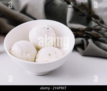 il gelato al melone viene erogato nel recipiente Foto Stock