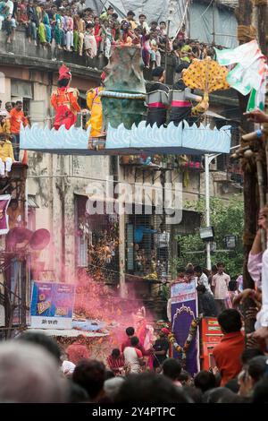 Mumbai, Maharashtra / India - 25 settembre 2007 : Una vista della gente allestita sullo spazio dell'edificio per osservare la processione del Signore Shree Ganesha Foto Stock