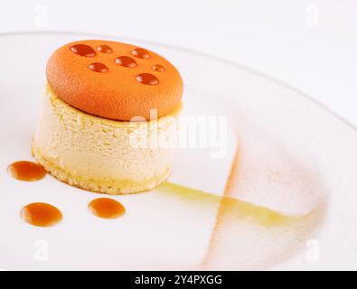 Fetta di torta deliziosa con caramello su piatto bianco Foto Stock