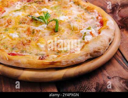 Pizza ai gamberi con diversi tipi di formaggio Foto Stock