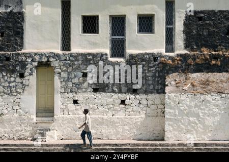 Banganga, Maharashtra / India - 24 febbraio 2007: Un uomo che passa accanto all'edificio. Foto Stock