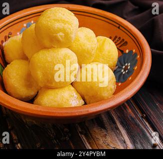 palline di formaggio con aglio all'interno del recipiente Foto Stock