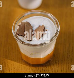 Marmellata di spinoso marino con mousse di caramello Foto Stock