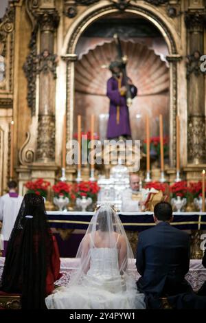 Siviglia, Spagna, 4 marzo 2008, Una coppia si scambia i voti in una cerimonia nuziale all'altare Señor del Gran Poder a Siviglia, circondata da candele e fiori Foto Stock