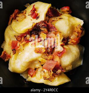 Gnocchi di patate al forno con pancetta fritta e cipolle Foto Stock