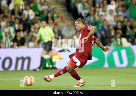 Siviglia, Spagna, 11 maggio 2008, Luis Fabiano colpisce la palla per segnare un gol nel derby tra Sevilla FC e Real Betis l'11 maggio 2008. Foto Stock