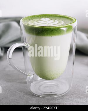 Latte matcha verde con pistacchi da vicino Foto Stock