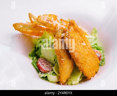 Pepite di pollo con insalata di verdure sul piatto Foto Stock