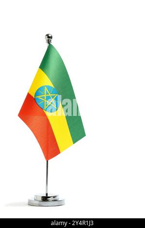 Tavolo bandiera nazionale Etiopia su palo in metallo su sfondo bianco Foto Stock