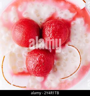 dessert dolce budino di cocco con ciliegie Foto Stock