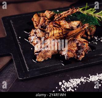 Bistecche di agnello grigliate alla griglia a bordo Foto Stock