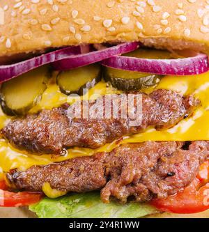 Doppio hamburger di polpette con sottaceti da vicino Foto Stock