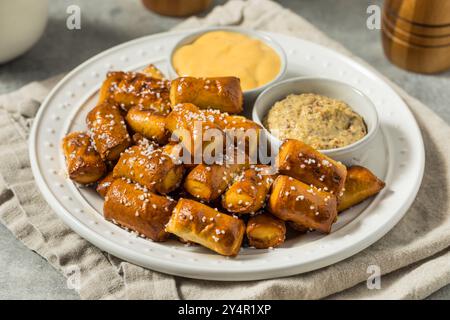 Soffici bocconcini con formaggio e senape Foto Stock