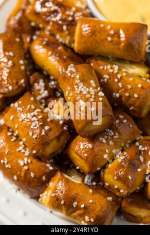 Soffici bocconcini con formaggio e senape Foto Stock