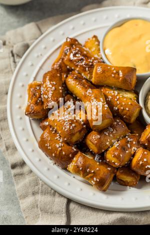 Soffici bocconcini con formaggio e senape Foto Stock