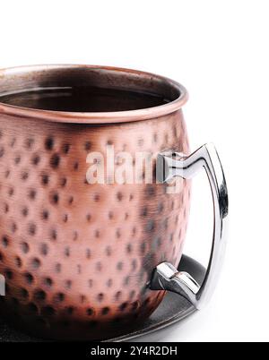 tazza da campeggio in metallo con tè isolato Foto Stock