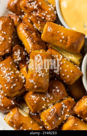 Soffici bocconcini con formaggio e senape Foto Stock