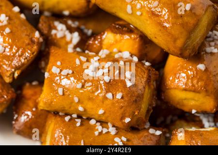 Soffici bocconcini con formaggio e senape Foto Stock