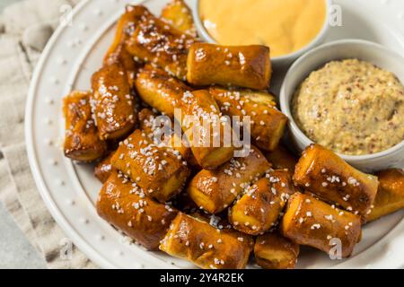 Soffici bocconcini con formaggio e senape Foto Stock