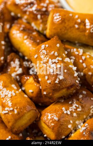 Soffici bocconcini con formaggio e senape Foto Stock