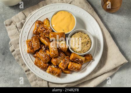 Soffici bocconcini con formaggio e senape Foto Stock