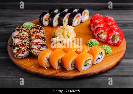 Deliziosa varietà di sushi preparati al momento Foto Stock