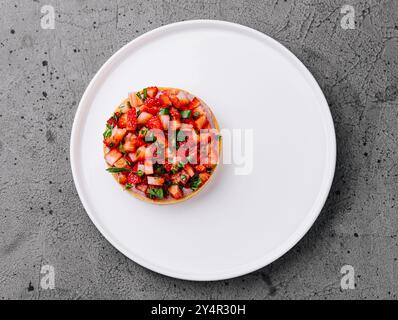 tartlet di fragole su sfondo in pietra grigia Foto Stock