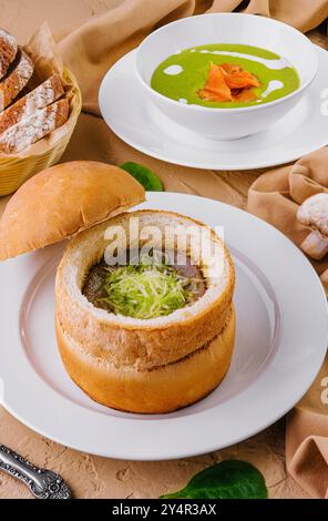 Zuppa di spinaci con pesce rosso sulla vista dall'alto Foto Stock