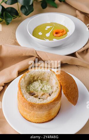 Deliziosa zuppa di crema di spinaci verdi con salmone Foto Stock