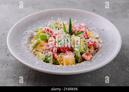 Tradizionale insalata bulgara Shopska Foto Stock