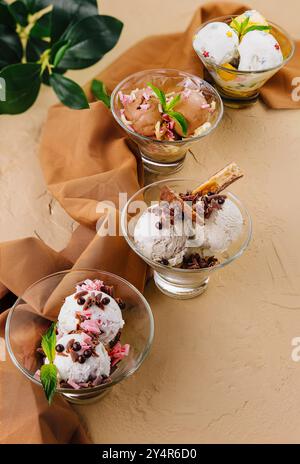Palline da gelato in bicchieri trasparenti Foto Stock