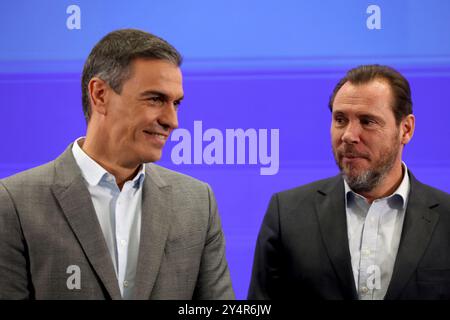 Madrid, Regno di Spagna; 12/09/2024.- Pedro Sánchez, presidente della Spagna nel ministero dei trasporti, lancia una campagna per promuovere l'uso del trasporto pubblico come asse della nuova mobilità quotidiana. Insieme a SCAR Puente, Ministro dei trasporti e della mobilità sostenibile. I trasporti pubblici contribuiscono a ridurre l'inquinamento, a creare città più amichevoli e più coese e a dedicare più spazio ai pedoni e alle biciclette. Pertanto, nel 2023 e nel 2024, stanzierà circa 4.000 milioni di euro (circa 2.000 milioni di euro all'anno) per aiutare i cittadini a optare per questo tipo di mobilità. Le sovvenzioni lo hanno fatto Foto Stock