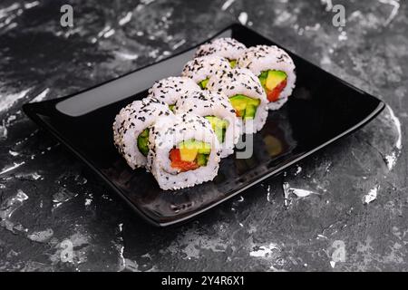 Delizioso sushi roll all'avocado con salmone Foto Stock