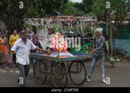 Vadodara, Gujarat / India - 12 settembre 2019 : i devoti portano l'idolo di Lord Ganesha sul carro a mano per immergersi in acqua. Foto Stock