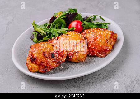 bistecche di pollo alla griglia con insalata di verdure sul piatto Foto Stock